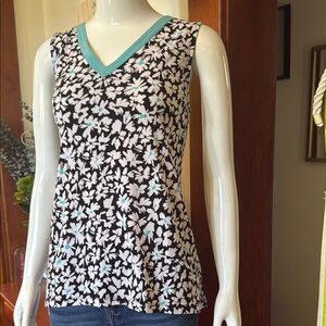 NWT jones NY size small Floral V-Neck Sleeveless Top - Blue and White
